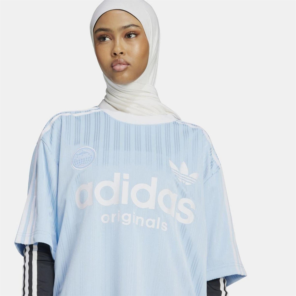 Adidas Originals T-shirt in black with classic logo print, casual tops for everyday wear, made from comfortable cotton fabric.